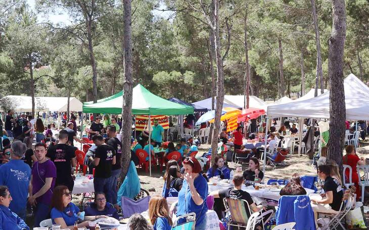 Cerca de 3.200 peñistas de Benidorm celebran este domingo ‘La Mona’ en el parque de la Séquia Mare